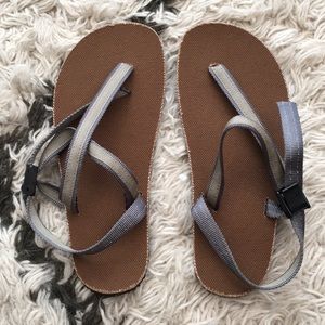 BRAND NEW Earth Runners Sandals Women’s size 8